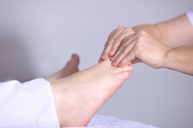 Giv dine fødder en pause og nyd en foryngende fodmassage, der efterlader dig revitaliseret og afslappet