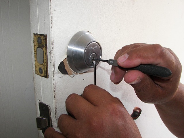 Fra mekaniske låse til smart locks – låsesmedens rolle i moderne boliger